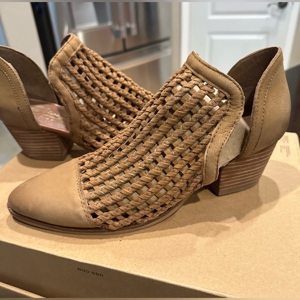 Sbricca brand… Color tan clogs sizes/9